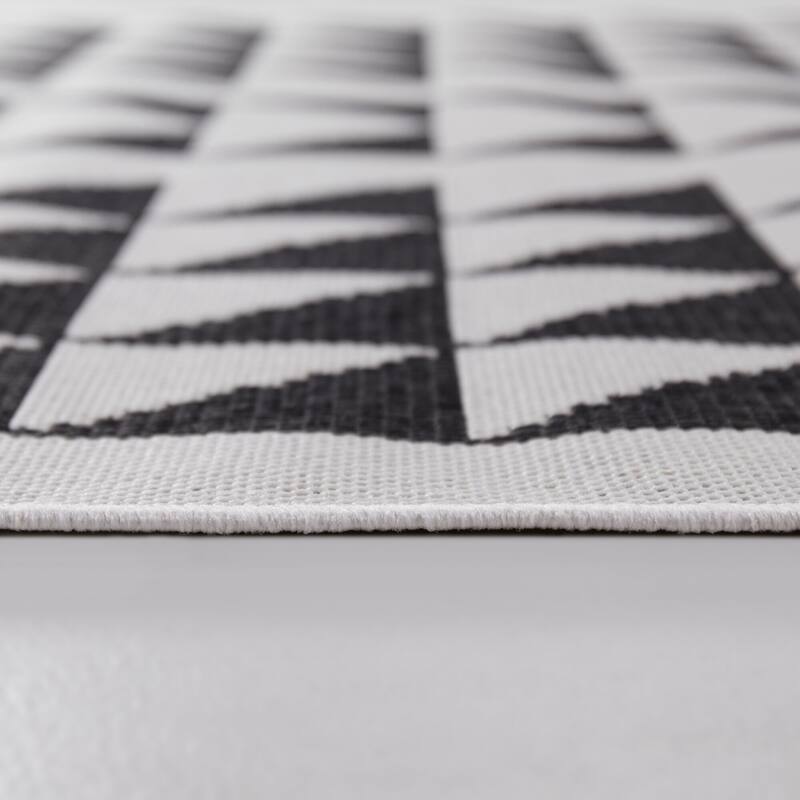Bennett Transitional Geometric Indoor/Outdoor Area Rug