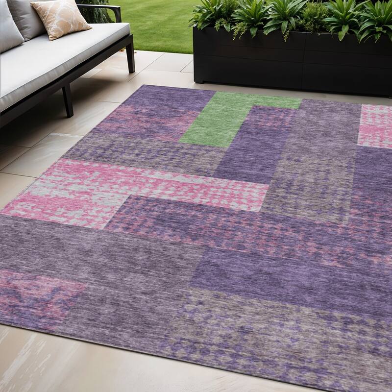 HomeRoots Geometric Transitional Rectangle Outdoor Rug - 5' X 8'