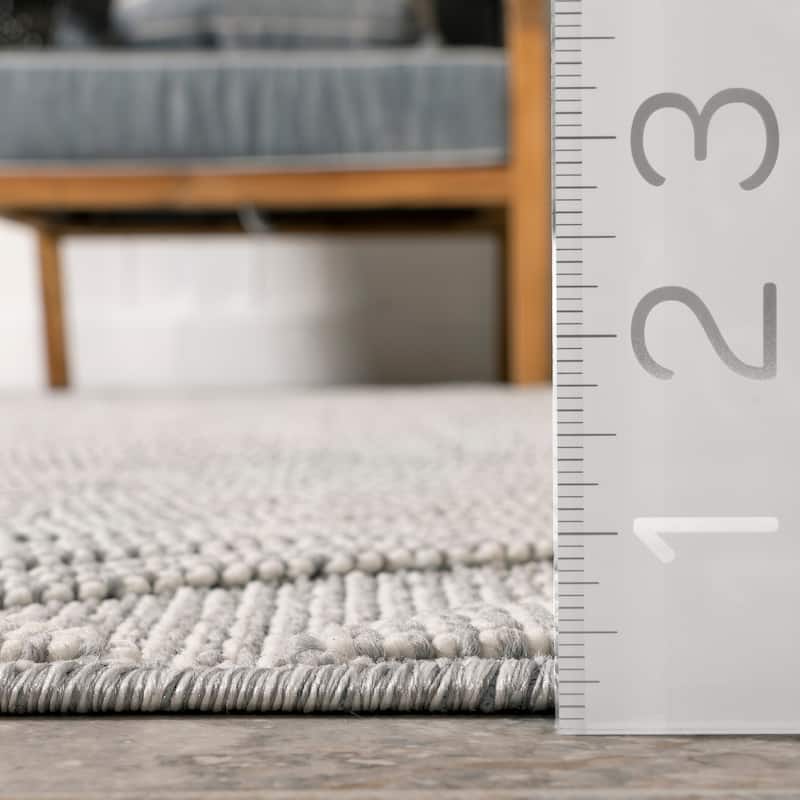 Nuloom Mindi Bold Geometric Indoor/Outdoor Area Rug