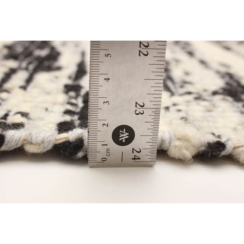 Sienna Black, Ivory Rug 5'3" x 7'7" - 5'3 x 7'7