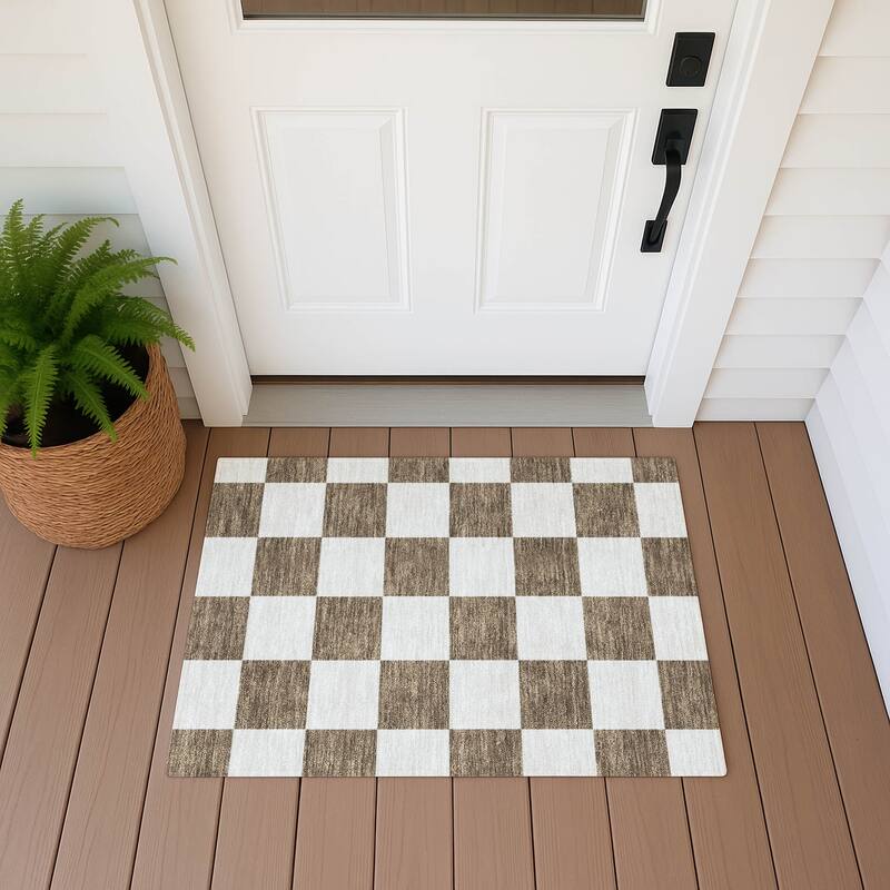 Machine Washable Indoor/ Outdoor Modern Checker Chantille Rug - Chocolate - 1'8" x 2'6"