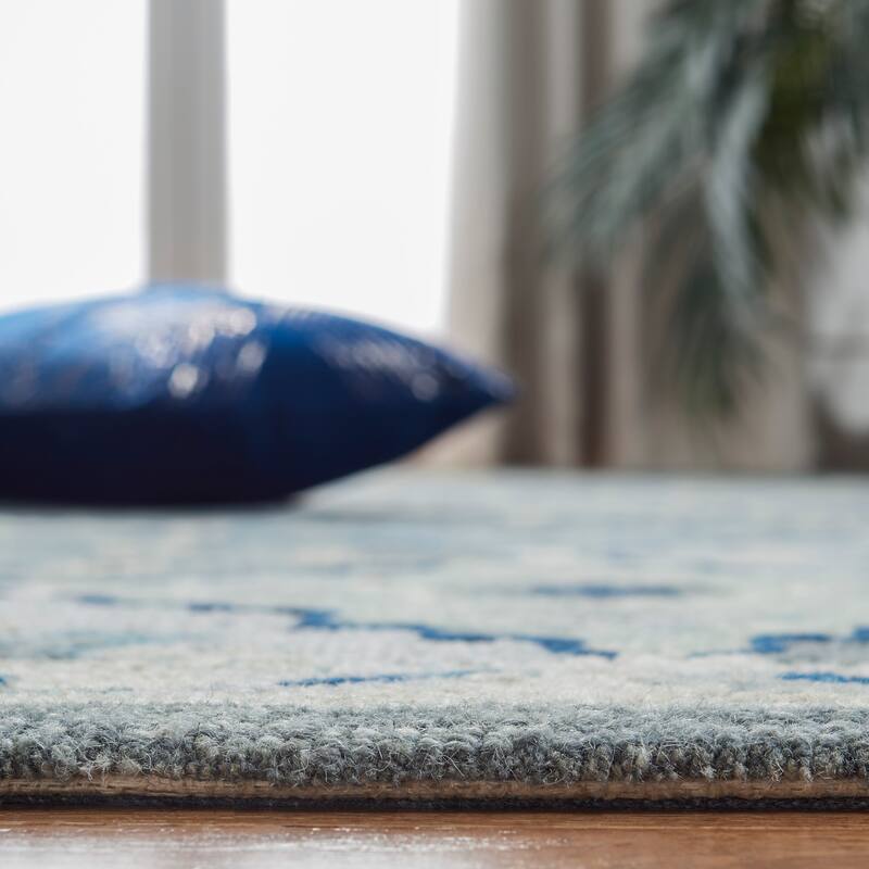 SAFAVIEH Handmade Suzani Anitra Floral Trellis Wool Rug
