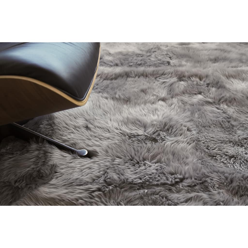 EXQUISITE RUGS Sheepskin Hand-stitched Grey Area Rug.