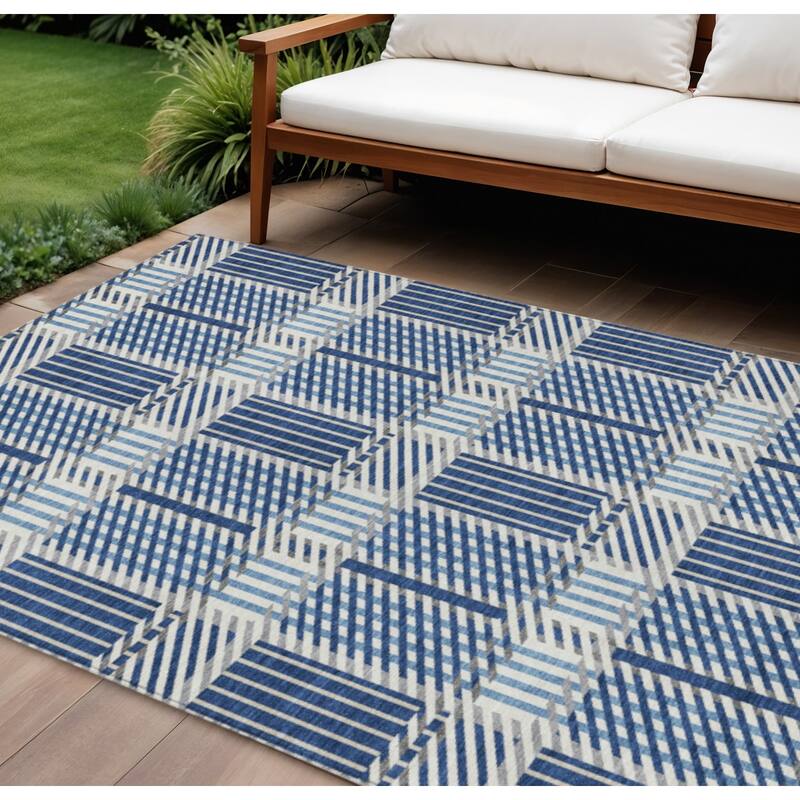 HomeRoots Plaid Transitional Rectangle Outdoor Rug - 8' X 10'