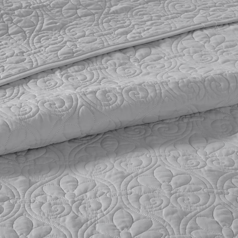 Madison Park Mansfield Reversible Oversized 3-piece Solid Texture Bedspread Quilt Set with Matching Shams