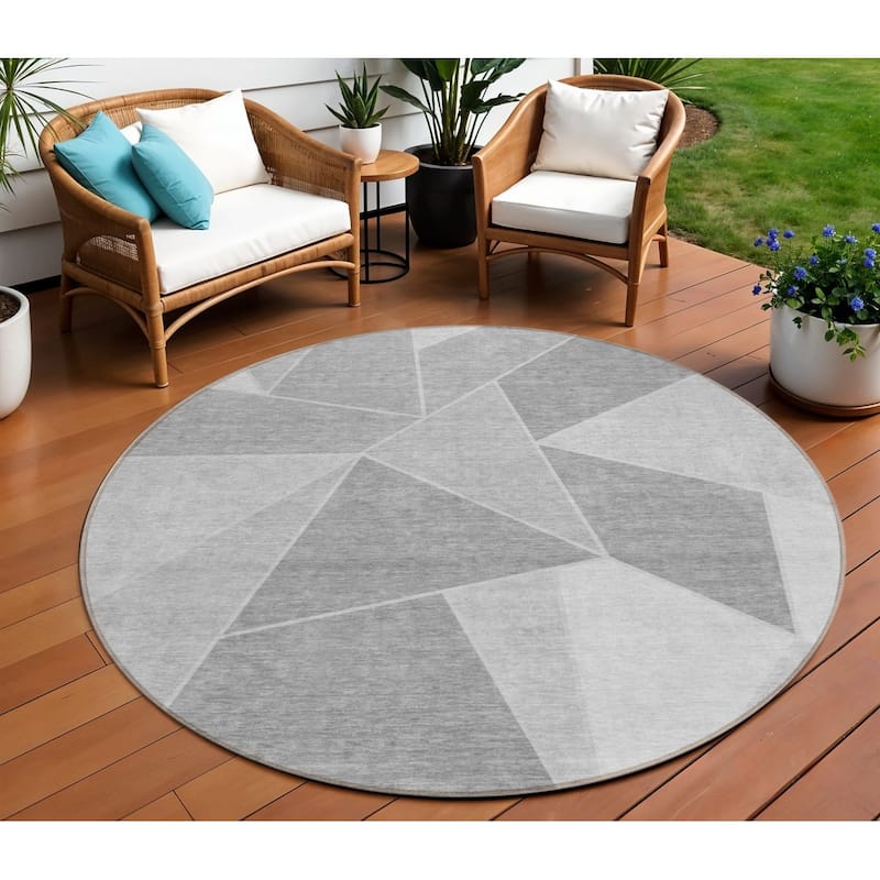HomeRoots Geometric Transitional Rectangle Outdoor Rug - 8' Round