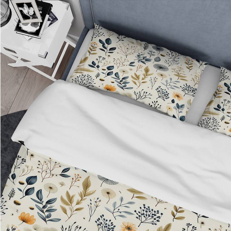 Designart "Botanical Sketched VI" Green Floral Bedding Cover Set With 2 Shams