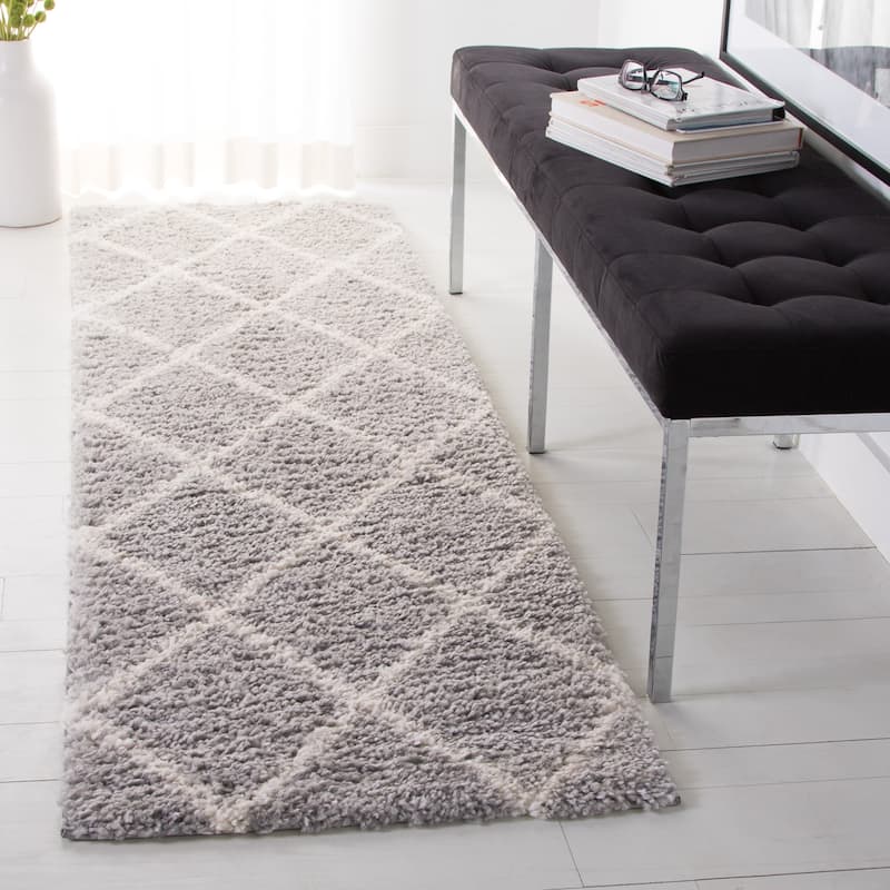 SAFAVIEH Parma Shag Sinda Trellis 1.2-inch Thick Rug - 2'3" x 5'3" - Grey/Cream