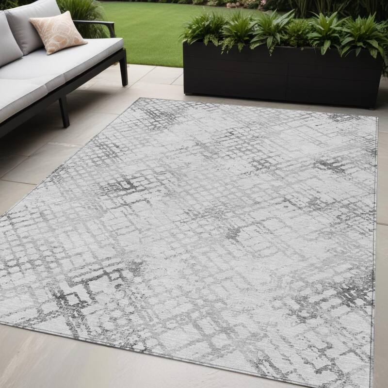 HomeRoots Geometric Transitional Rectangle Outdoor Rug - 5' X 8'