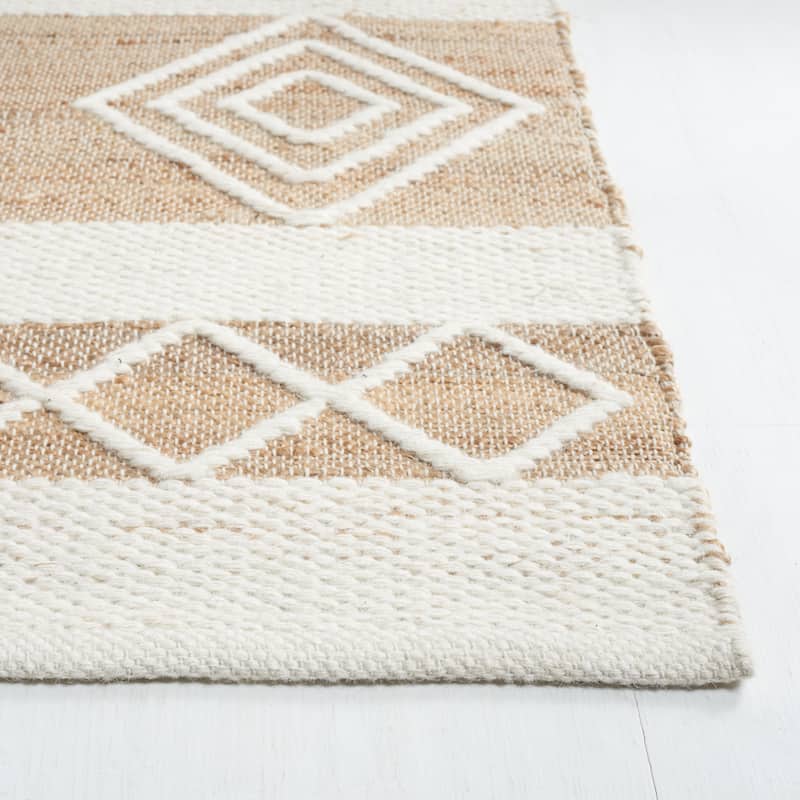 SAFAVIEH Handmade Natural Fiber Marin Casual Jute Rug.