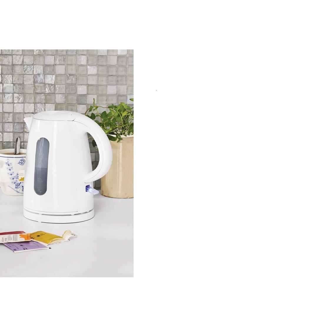 https://ak1.ostkcdn.com/images/products/is/images/direct/5556376abe435b34813075bae77d10367ff3d908/1.7-Liter-Plastic-Electric-Kettle%2C-White.jpg
