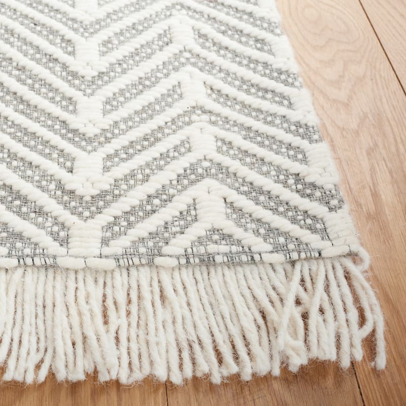 SAFAVIEH Handmade Natura Kazumi Wool Fringe Rug