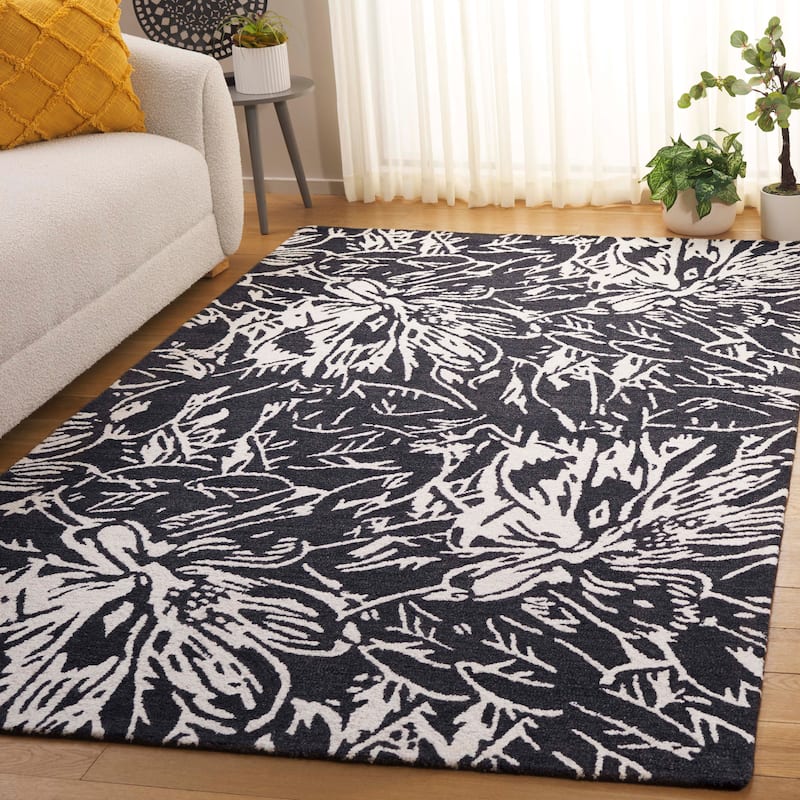 SAFAVIEH Handmade Jardin Antonella Country Wool Rug - 8' x 10' - Black/Ivory
