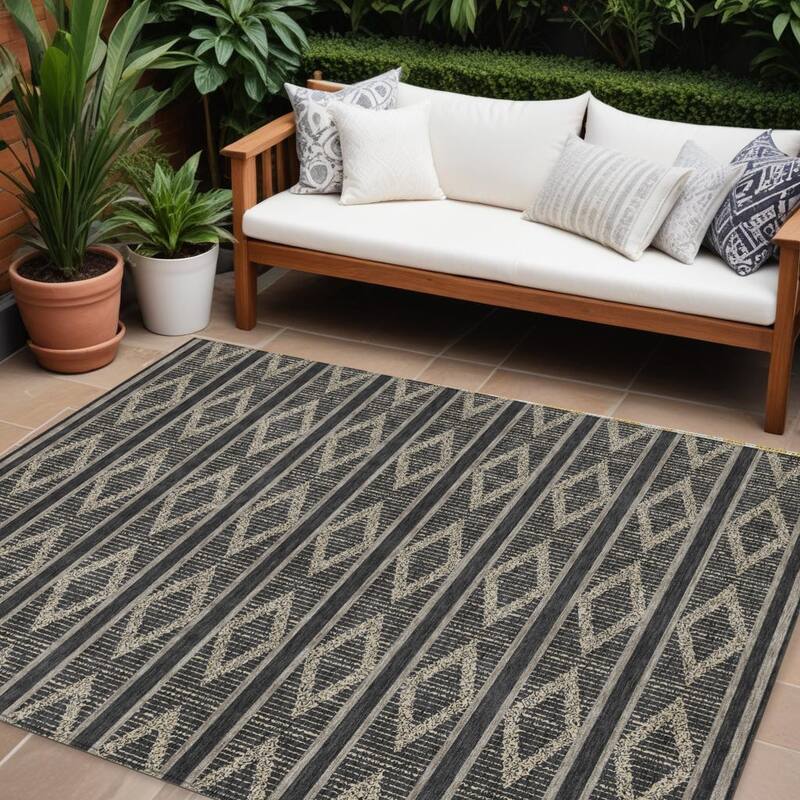 HomeRoots Geometric Transitional Rectangle Outdoor Rug - 10' X 14'