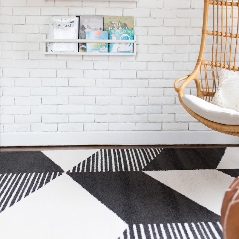 Carson Carrington Iskallebol Geometric Area Rug - 5'3" x 7' - Black - Runner
