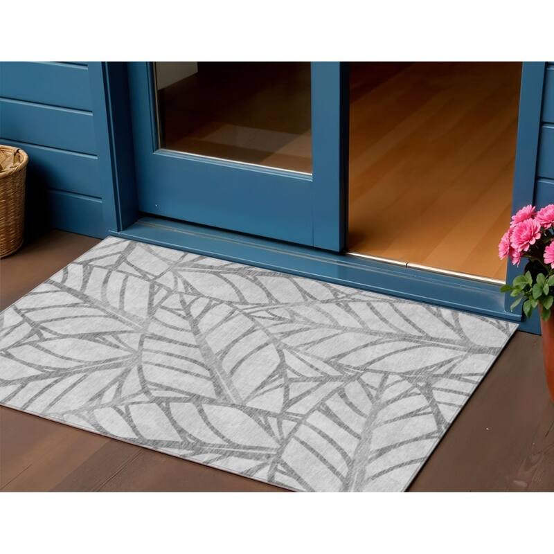 HomeRoots Floral Transitional Rectangle Outdoor Rug - 3' x 5'