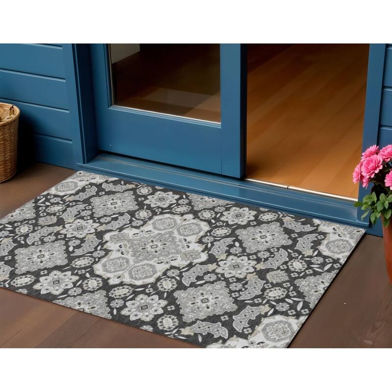 HomeRoots Medallion Traditional Rectangle Outdoor Rug - 3' x 5'