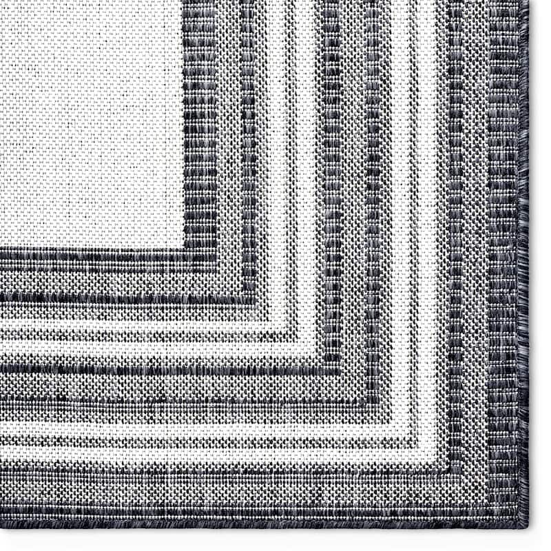 Nicole Miller New York Patio Country Layla Border Indoor/ Outdoor Rug