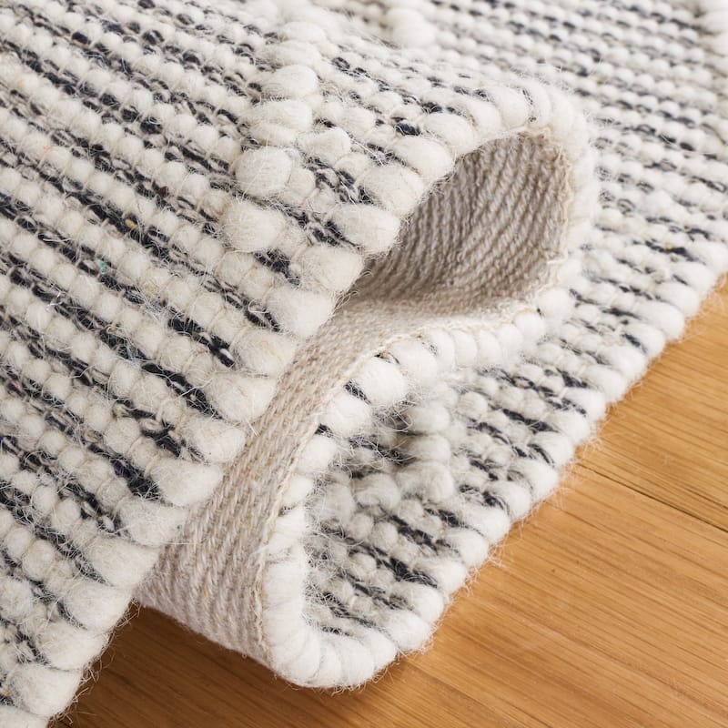 SAFAVIEH Handmade Natura Perunika Wool Braided Tassel Rug
