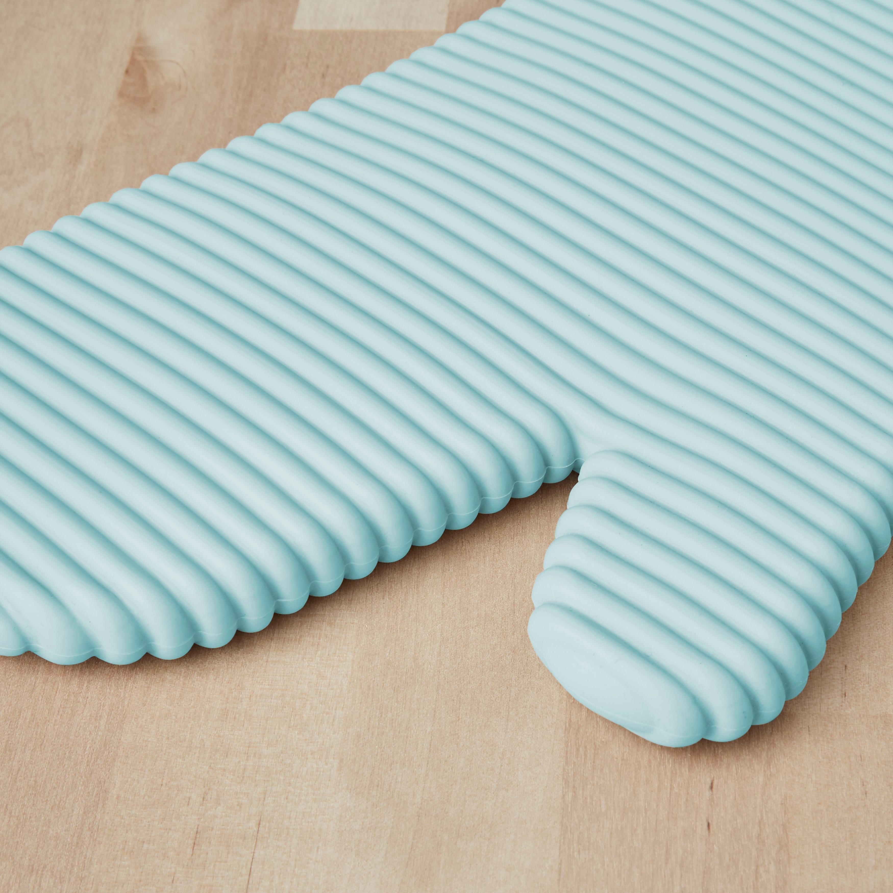 https://ak1.ostkcdn.com/images/products/is/images/direct/5624f83e98250fd6036c3924a60d837e0ee8fa30/KitchenAid-Ribbed-Soft-Silicone-Oven-Mitt-2-Pack-Set%2C-7.5%22x13%22.jpg