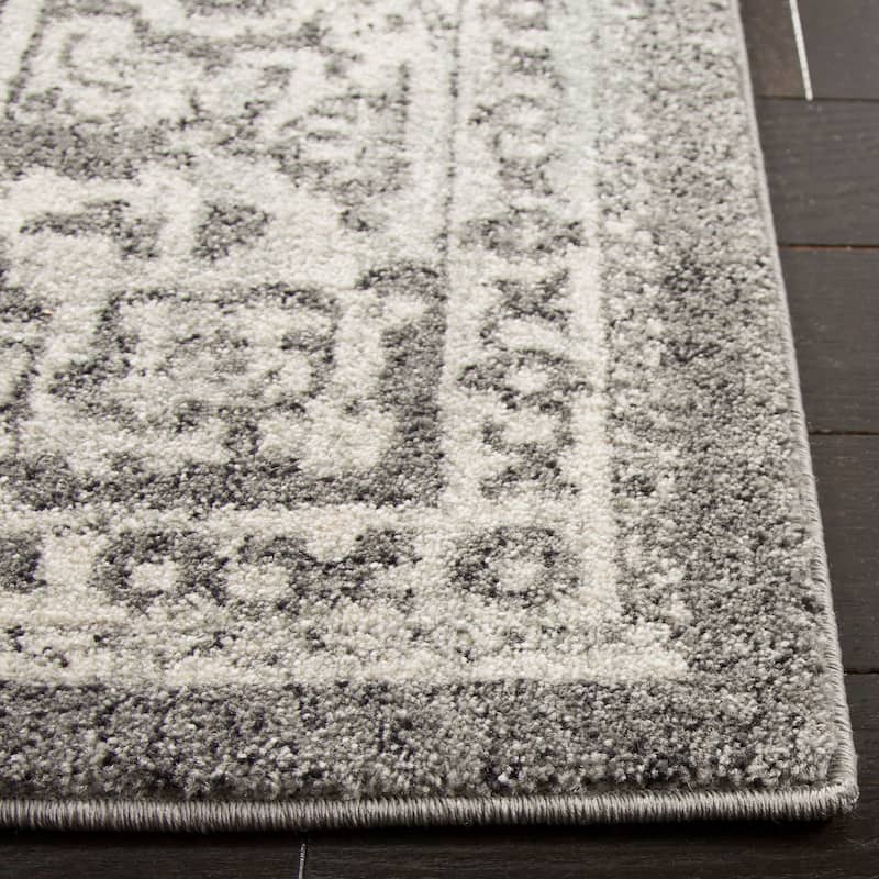 SAFAVIEH Evoke Pety Vintage Distressed Rug