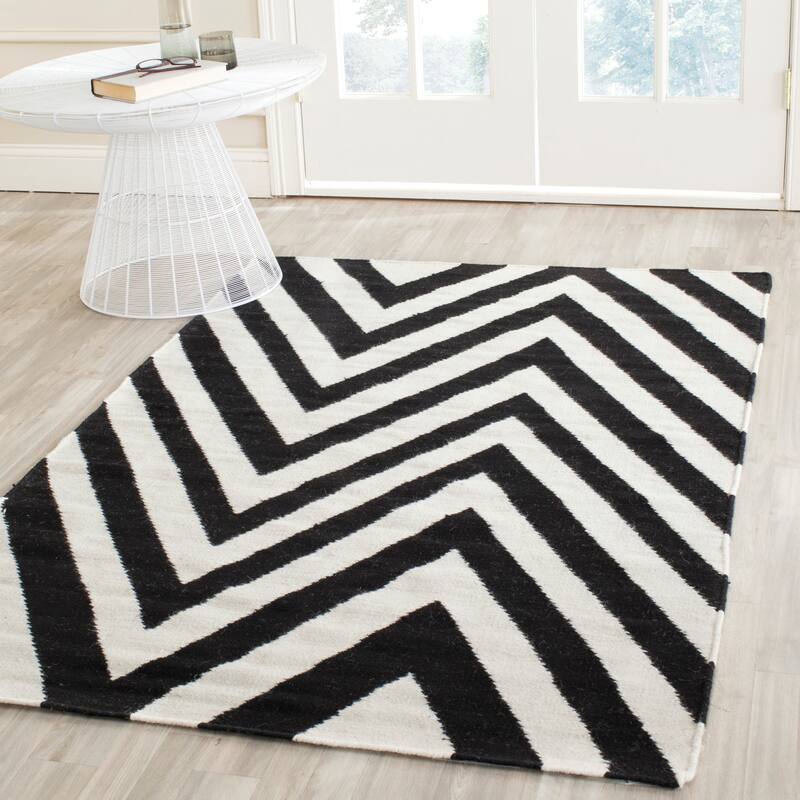 SAFAVIEH Hand-woven Moroccan Reversible Richelle Dhurrie Chevron Reversible Dhurrie Blue - 3' x 5' - Black/Ivory - Runner/Rectangle