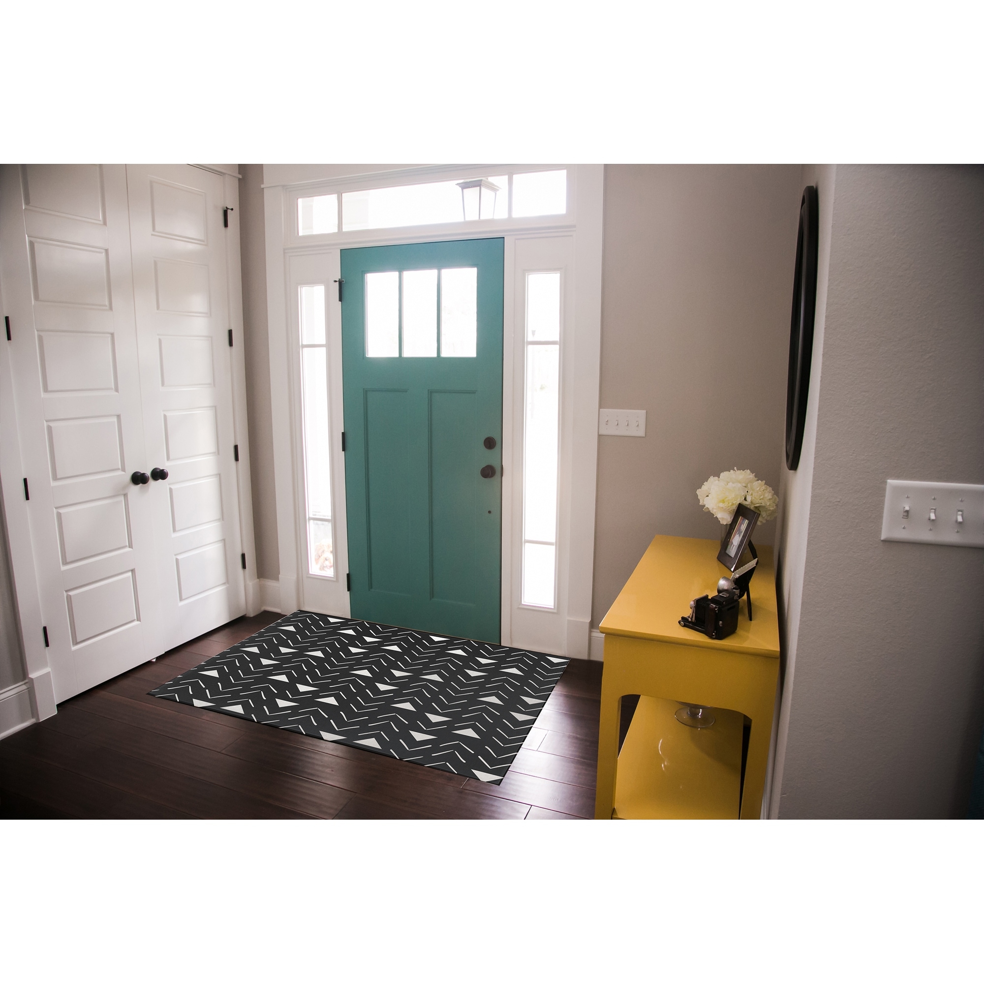 https://ak1.ostkcdn.com/images/products/is/images/direct/5648c319315a04bd0ee5da0958f85373f54ec7fd/MUD-CLOTH-BW-Indoor-Floor-Mat-By-Becky-Bailey.jpg