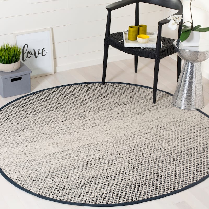 SAFAVIEH Handmade Flatweave Montauk Geert Cotton Rug - 4' x 4' Round - Black/Ivory