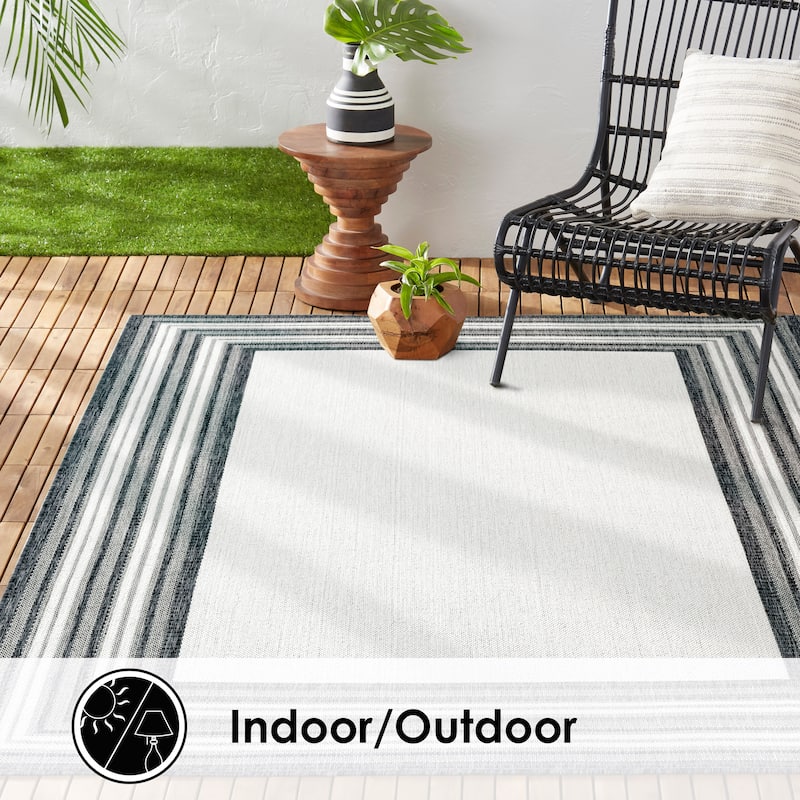 Nicole Miller New York Patio Country Layla Border Indoor/ Outdoor Rug