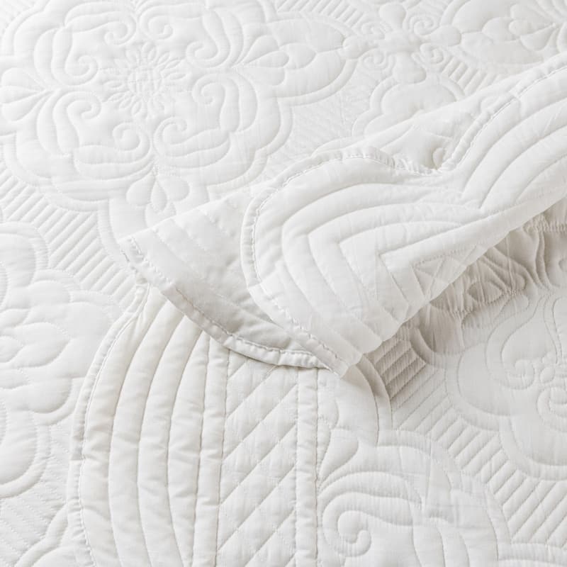 Wholinens 3 Piece Scalloped Edge Floral Bedspread Quilt Set