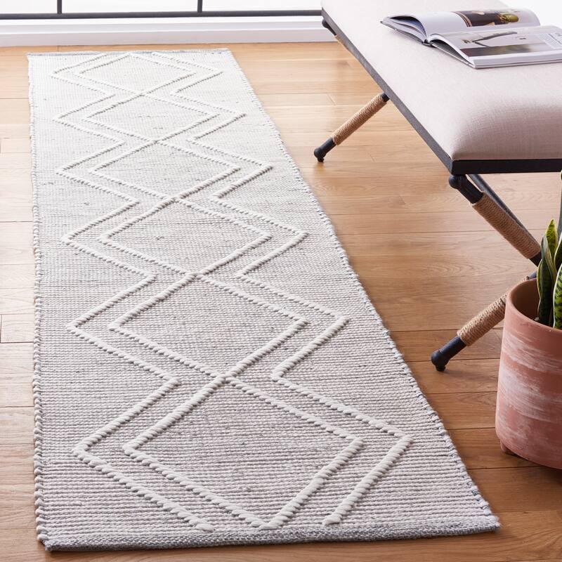 SAFAVIEH Handmade Kilim Ljudmilla Moroccan Boho Rug - 2'3" x 9' Runner - Grey/Ivory