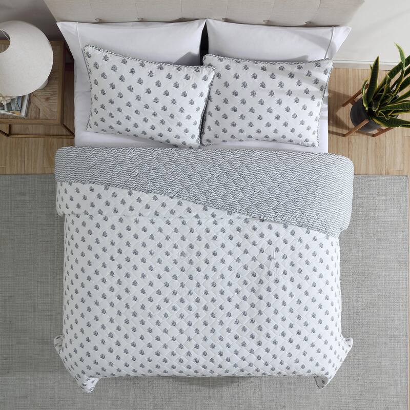 Nautica Coral Beach Blue Motifs Cotton Reversible White Quilt (3 Piece Set)
