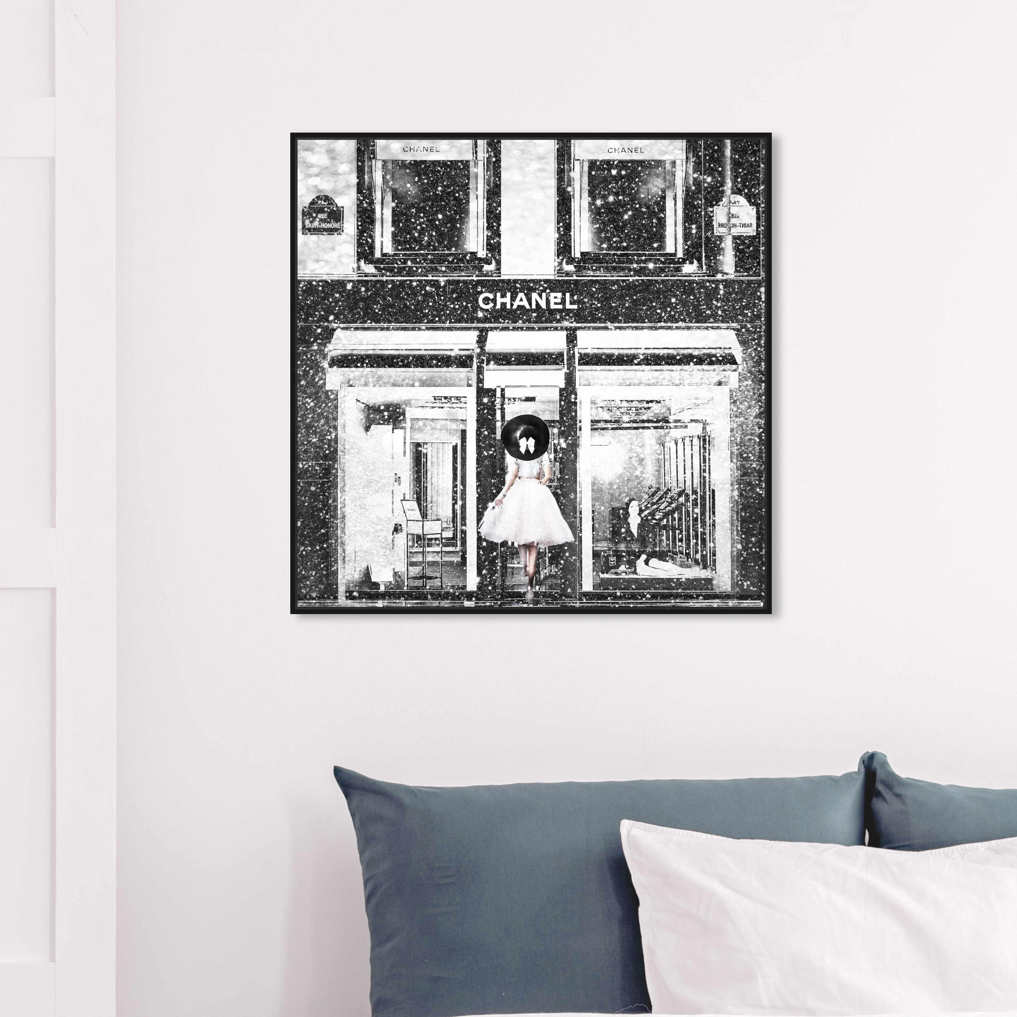 Oliver Gal Fashion and Glam Wall Art Framed Canvas Prints 'Queen