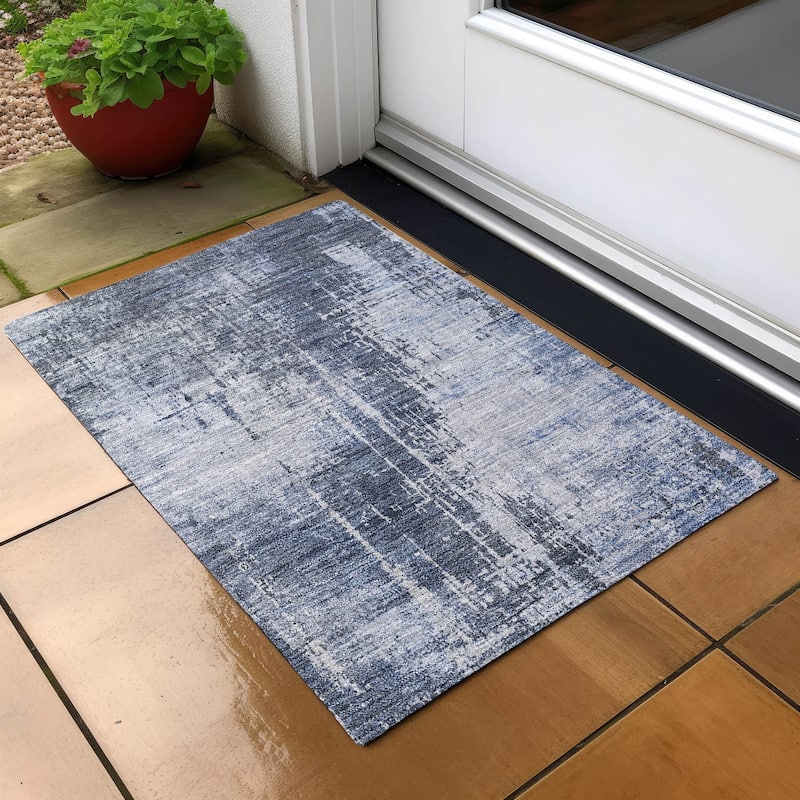Machine Washable Indoor/ Outdoor Chantille Abstract Ombre Rug - Navy - 1'8" x 2'6"