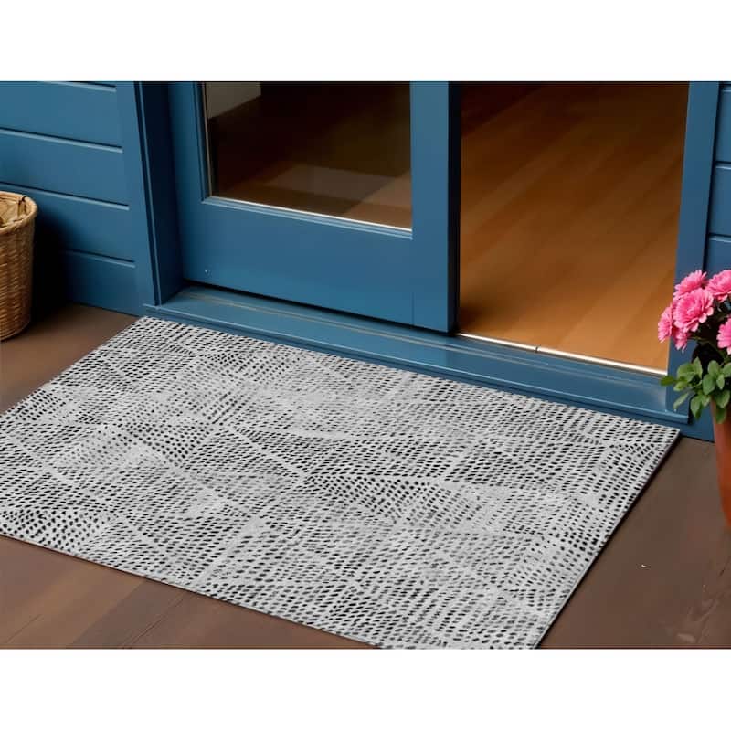 HomeRoots Geometric Transitional Rectangle Outdoor Rug - 3' x 5'