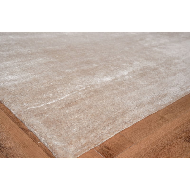 EXQUISITE RUGS Plush Hand-knotted Light Beige Area Rug.