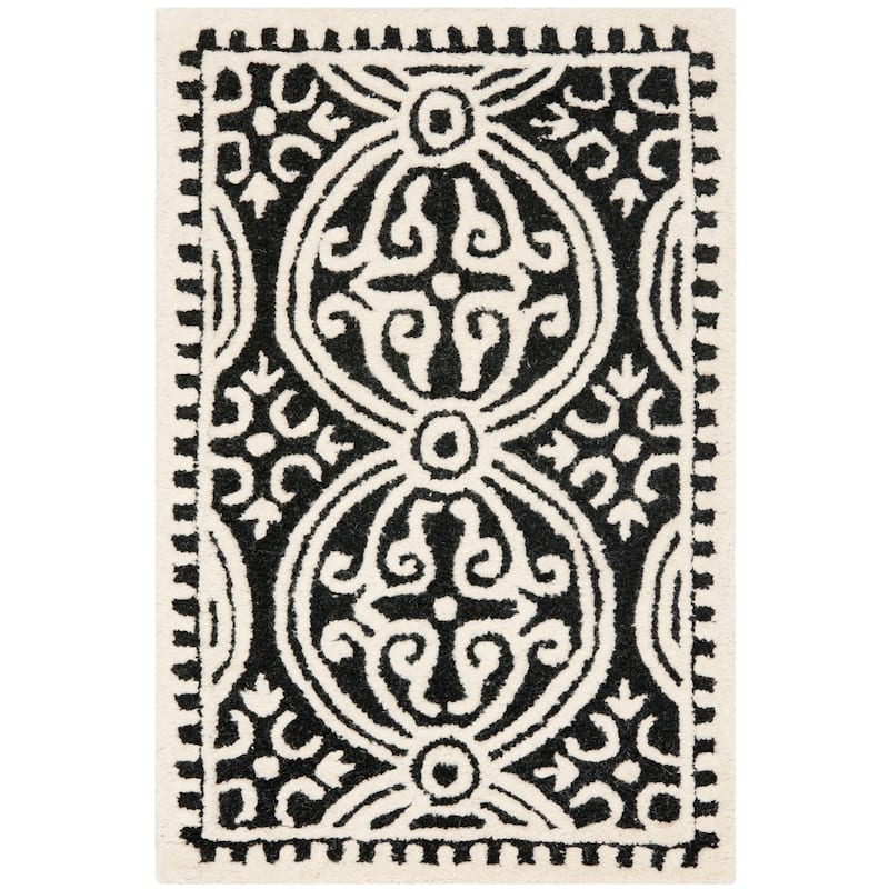 SAFAVIEH Handmade Cambridge Myrtis Moroccan Wool Rug - 2'6" x 4' - Black/Ivory - Rectangle