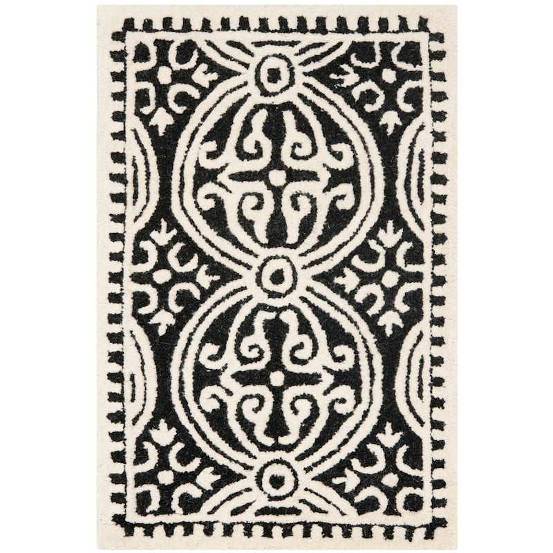SAFAVIEH Handmade Cambridge Myrtis Moroccan Wool Rug - 2'6" x 4' - Black/Ivory