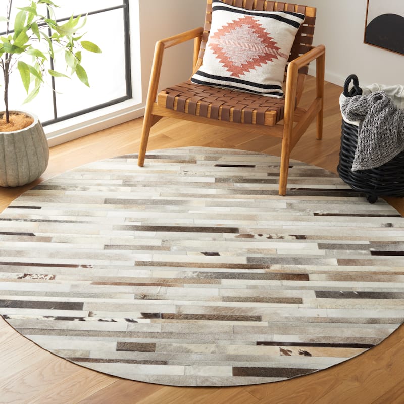 SAFAVIEH Handmade Studio Leather Tennille Modern Leather Rug - 6' Round - Grey/Ivory