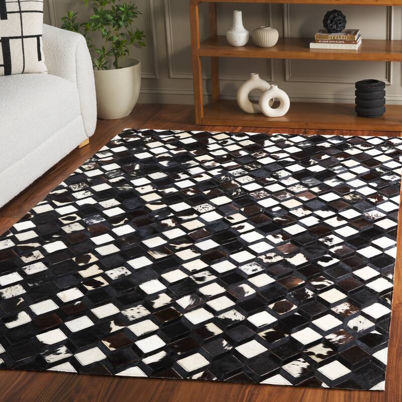 SAFAVIEH Handmade Studio Leather Manti Modern Rustic Glam Rug - 5' x 8' - Black/Ivory