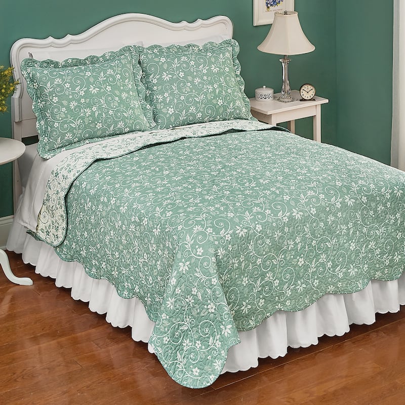 Reversible Floral Quilt with Scalloped Edges