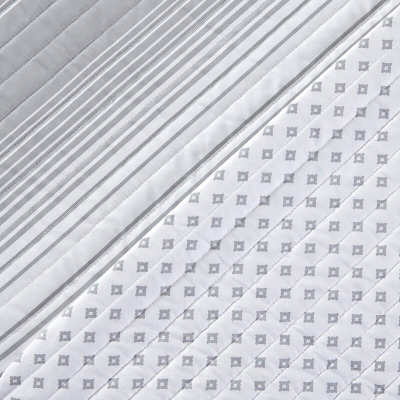 Luxurious Striped Microfiber Quilt Set With Shams