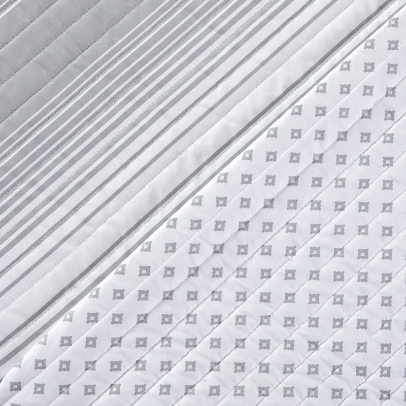 Luxurious Striped Microfiber Quilt Set With Shams