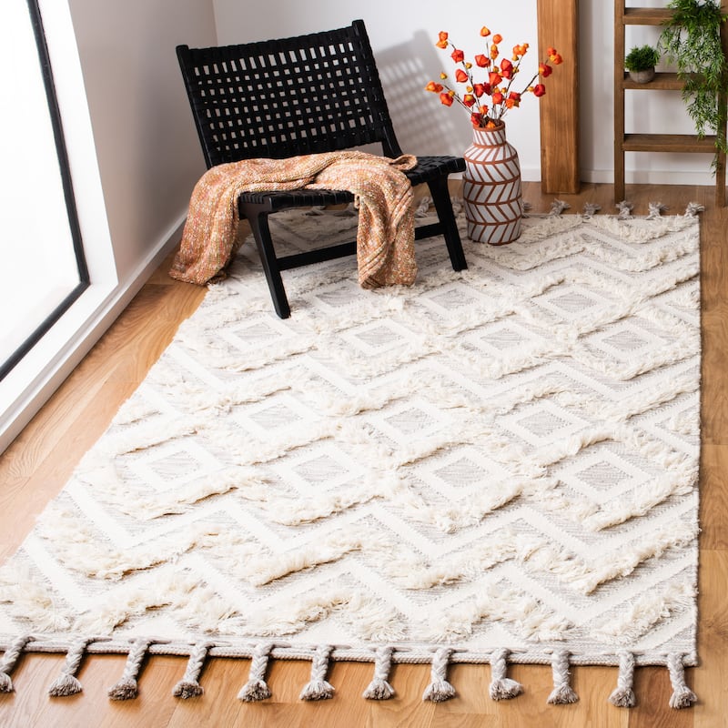 SAFAVIEH Handmade Kenya Husne Wool Tassel Rug