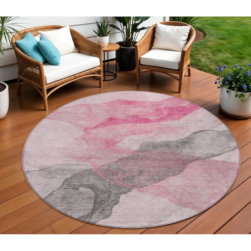 HomeRoots Abstract Transitional Rectangle Outdoor Rug - 8' Round