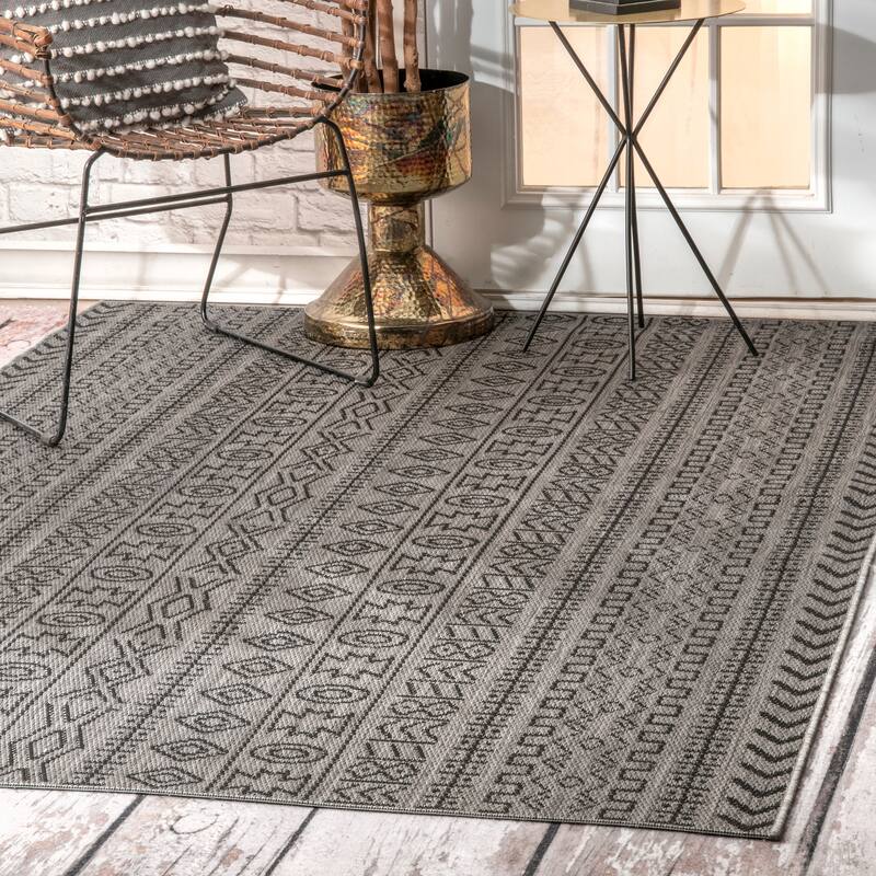 Nuloom Indoor/Outdoor Transitional Tribal Aztec Geometric Area Rug