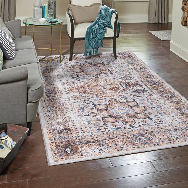 Traditional Tira Collection Area Rug