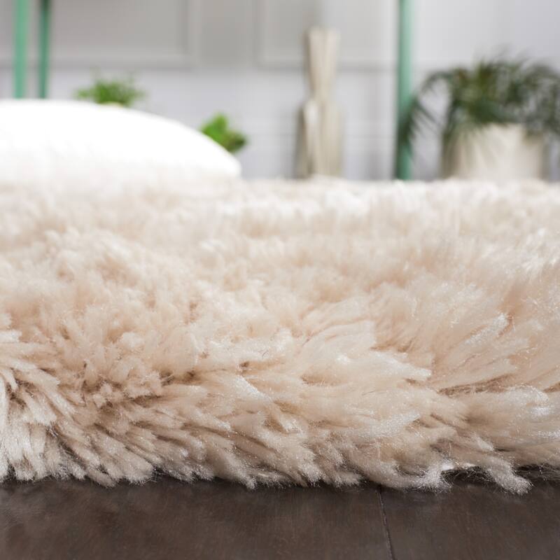 SAFAVIEH Handmade Arctic Shag Guenevere 3-inch Extra Thick Rug
