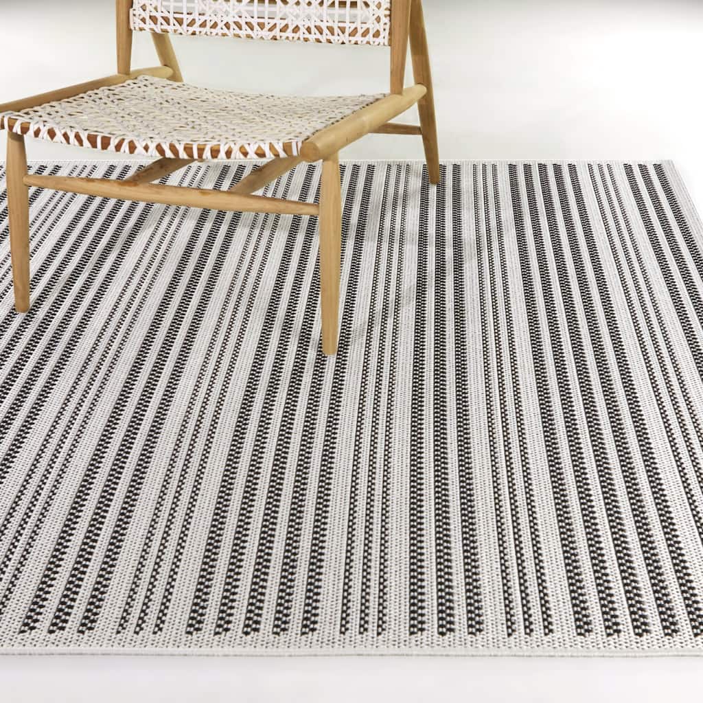 Aguirre Textured Patio Indoor/Outdoor Area Rug