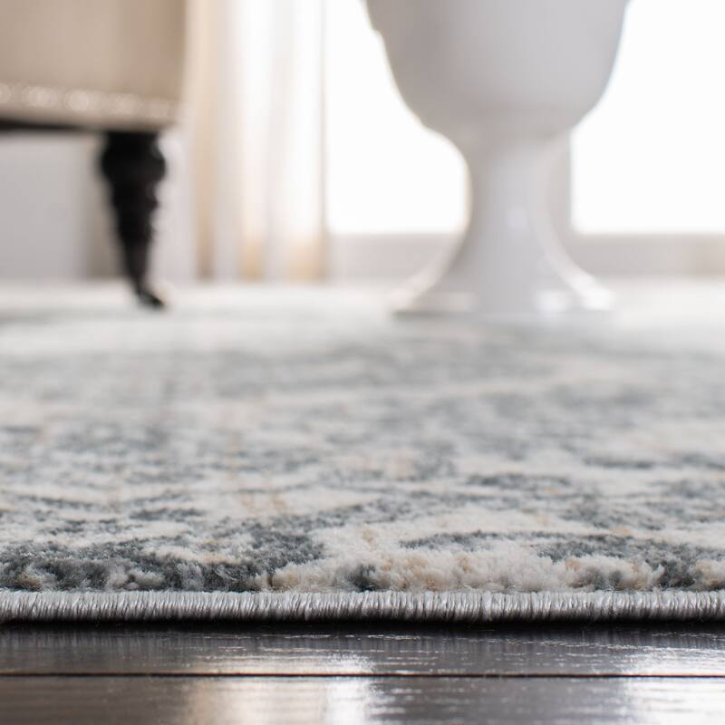SAFAVIEH Isabella Lorrie Traditional Medallion Rug